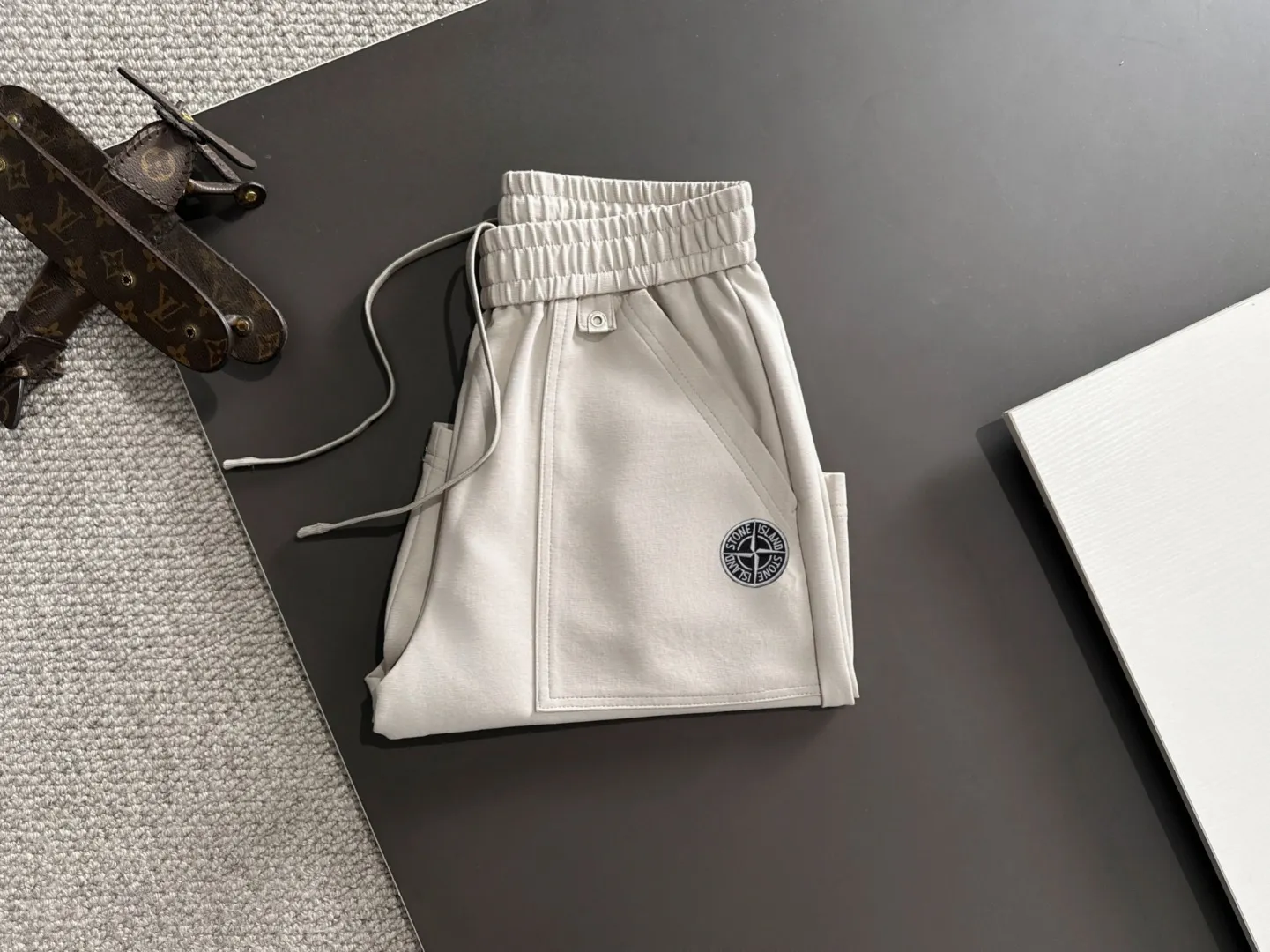 🅿️330 shipped next day. High quality Stone Island/Stone Island 2025 spring and summer new high-definition elastic band casual solid color loose shorts. Made with machines imported from Italy. The hem of the trousers is stitched with two needles. The stitching is fine and firm. The fabric is customized at the counter. It has high breathability and comfort. The details are impeccable. The brand element design concept reflects high quality. It feels delicate and soft! It presents a casual cut and the upper body shape is great! Size: S-XXL
